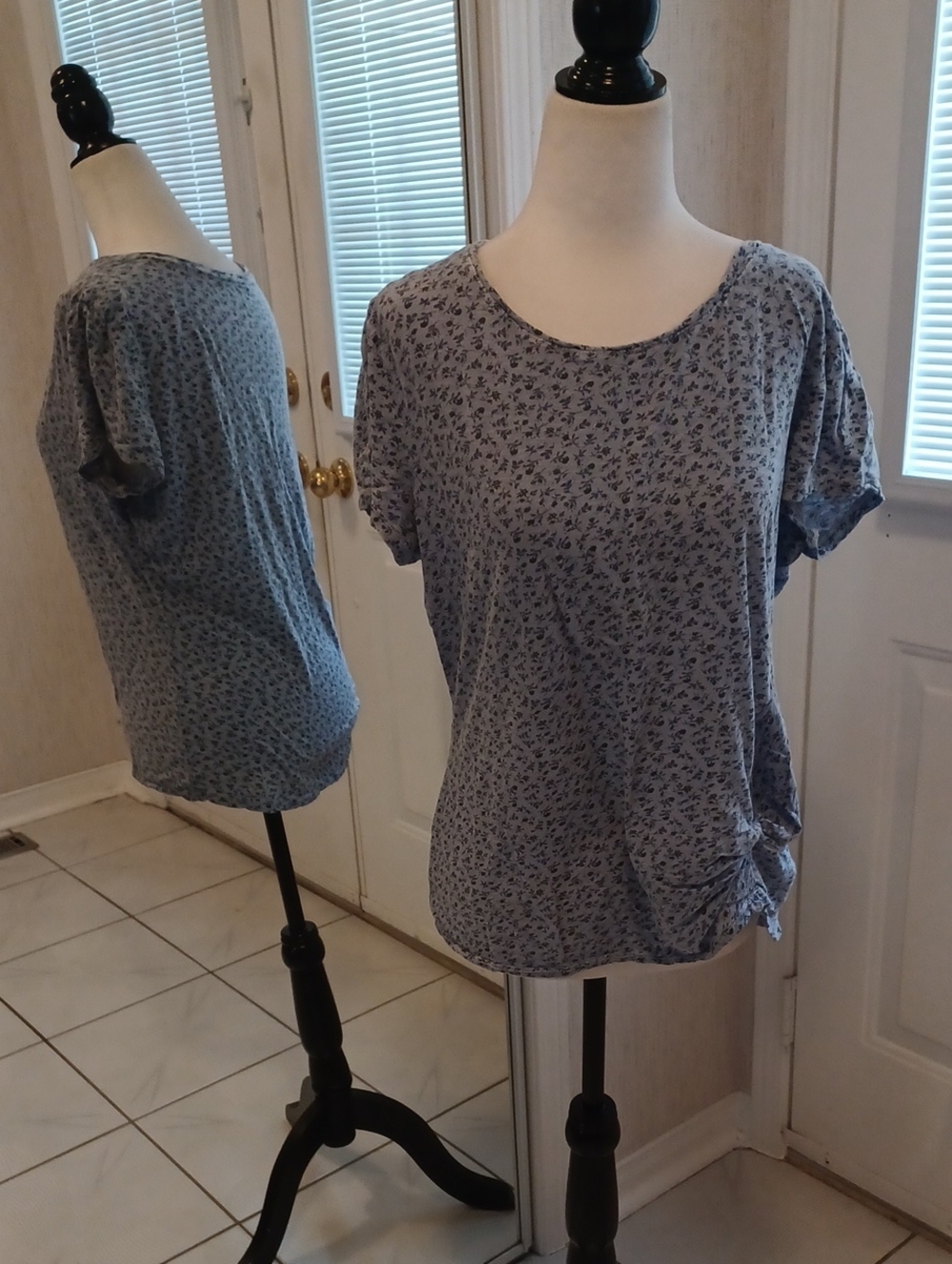 4/$30 Blue Floral Twist Knot Tee - Size Large